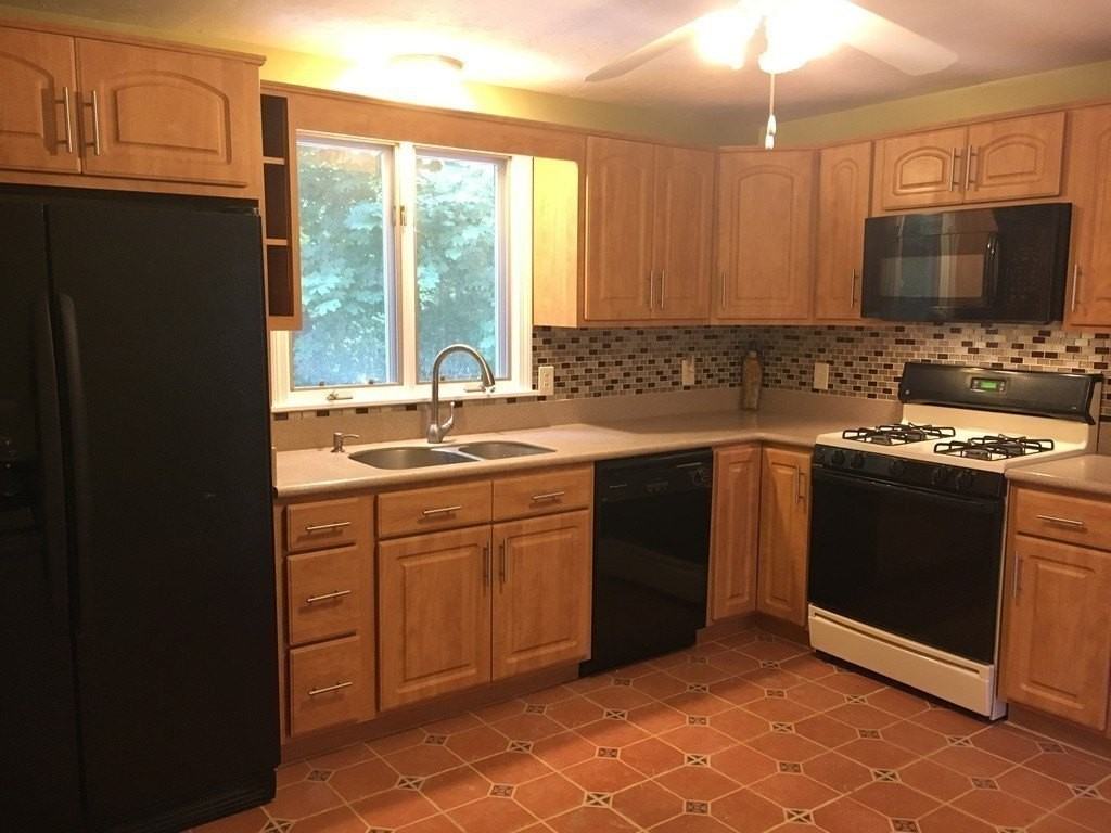 5 Lynne Ave Unit 5 - Photo 3 of 18