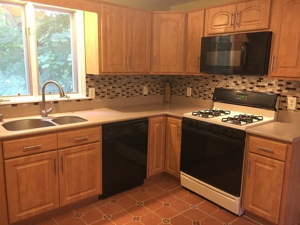 5 Lynne Ave Unit 5 - Photo 4 of 18