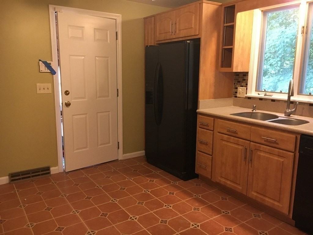 5 Lynne Ave Unit 5 - Photo 6 of 18