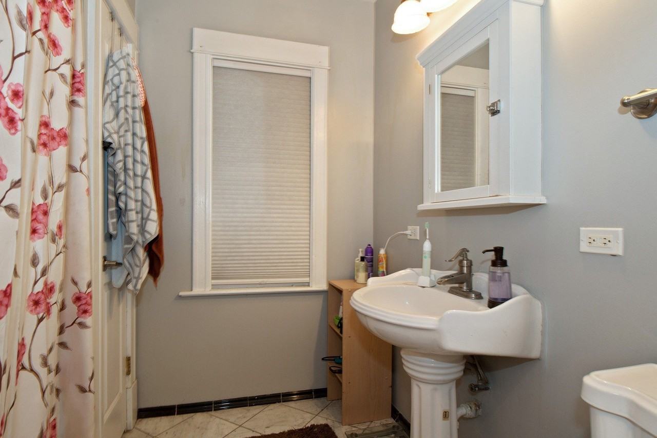 3508 N Sheffield Ave Apt 1 - Photo 6 of 9