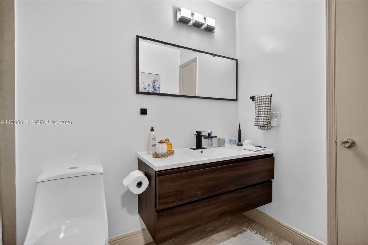 5571 Nw 188th St - Photo 6 of 8