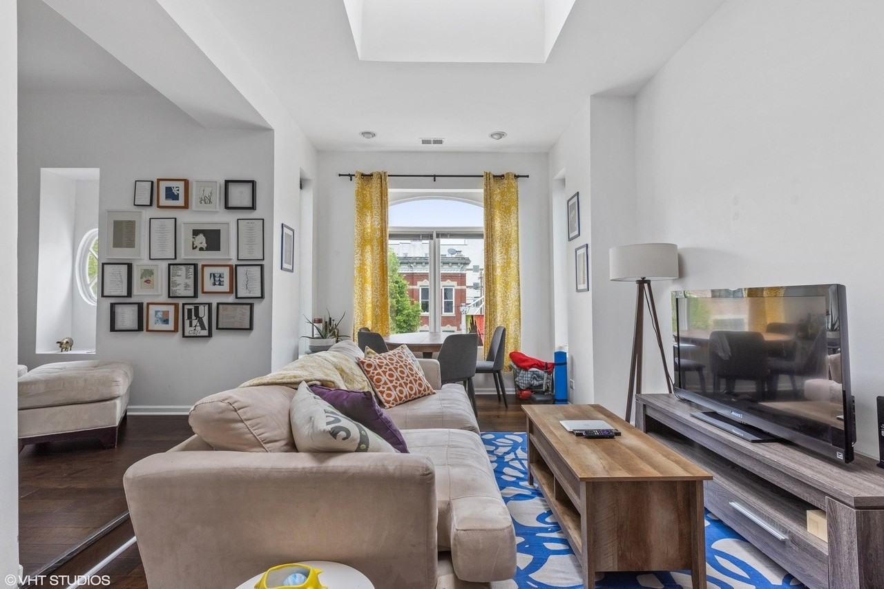 2042 W Crystal St Apt 2f - Photo 2 of 5