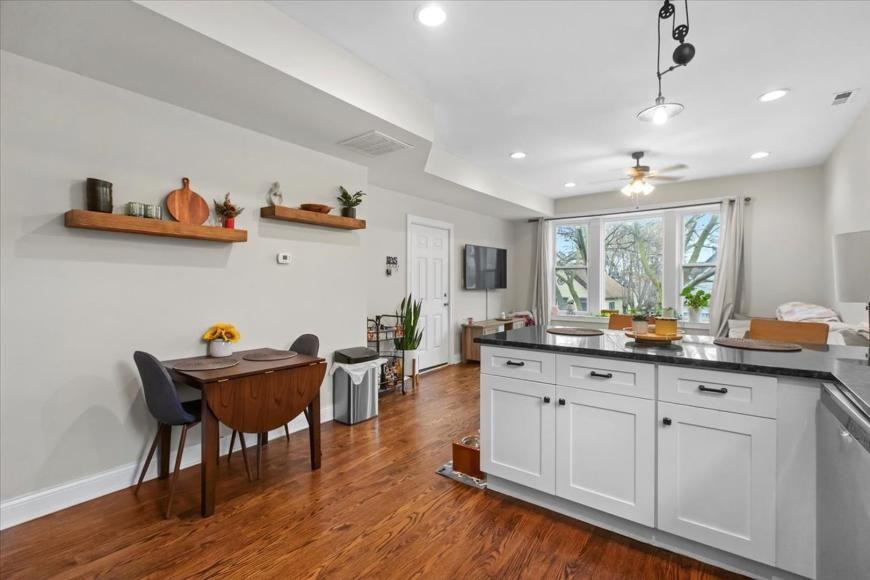 2418 W Medill Ave - Photo 4 of 10