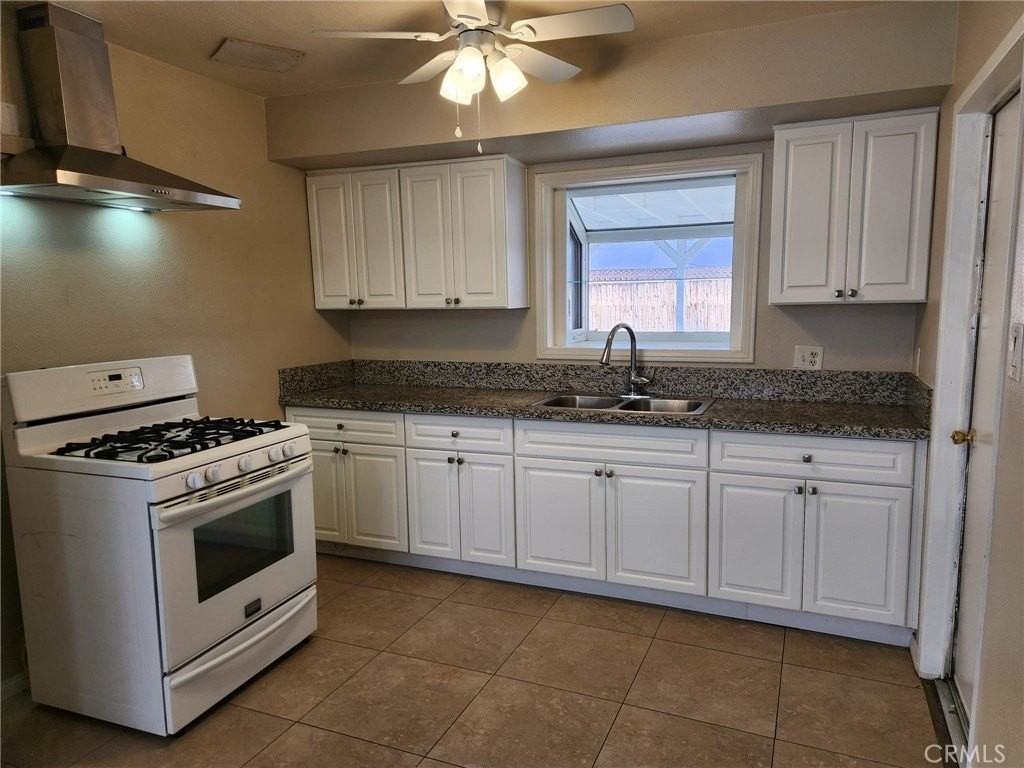 3975 Eileen St - Photo 5 of 18