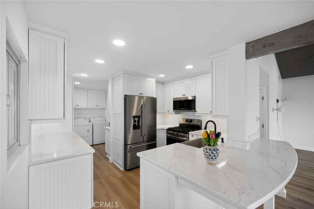 462 Hilledge Dr - Photo 5 of 34