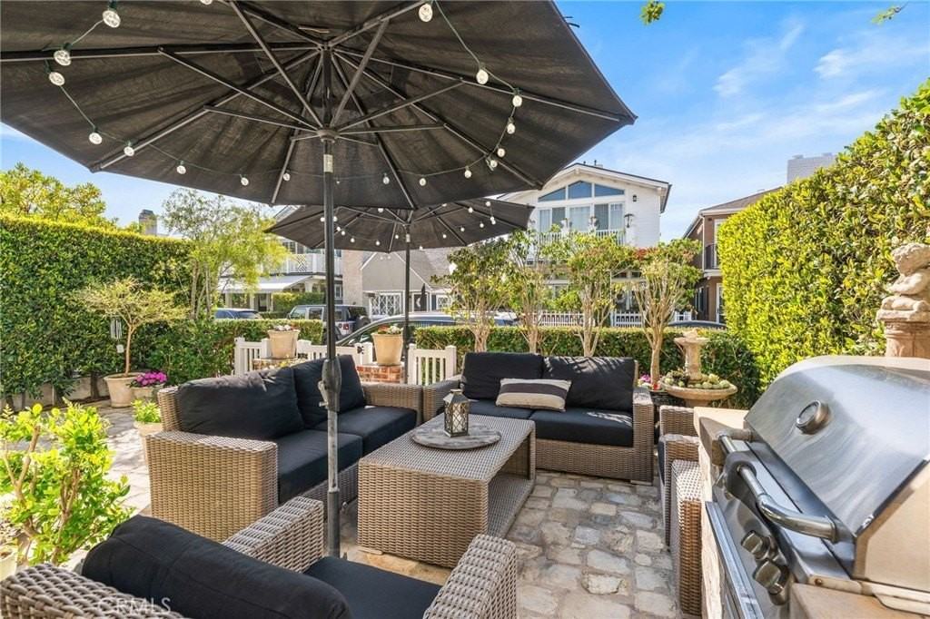 220 Coral Ave - Photo 3 of 37