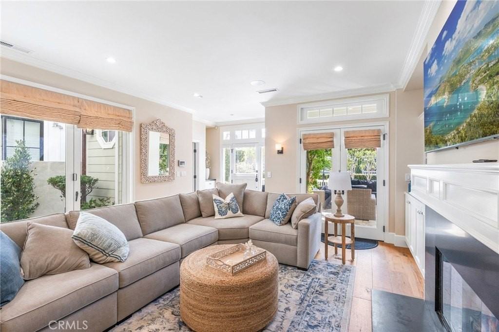 220 Coral Ave - Photo 6 of 37