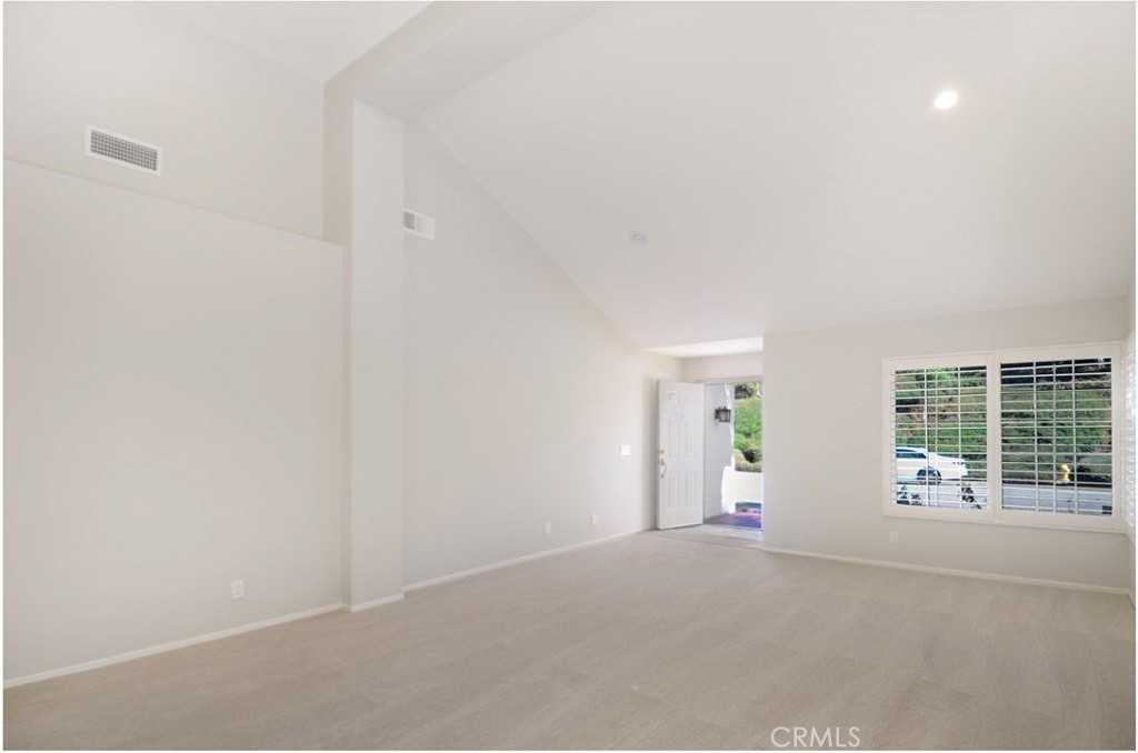 28721 Via Pasatiempo - Photo 5 of 48