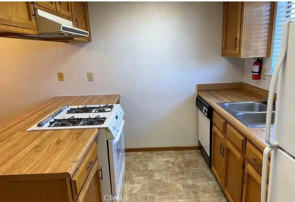 1036 Baden Ave - Photo 5 of 9