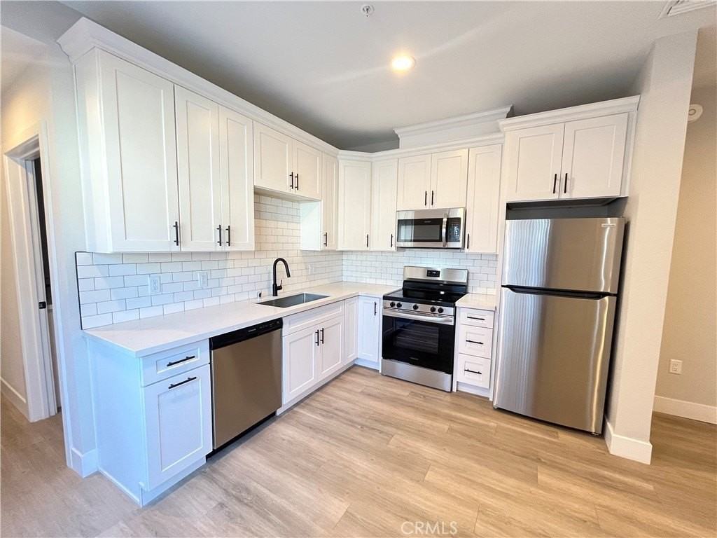 8412 Burnet Ave - Photo 5 of 14