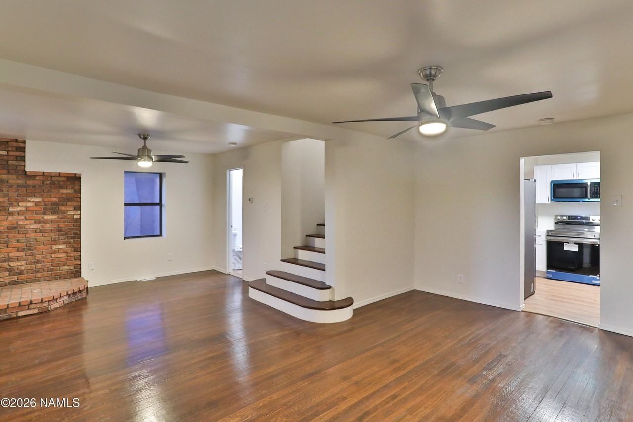 606 W Elm St - Photo 3 of 34