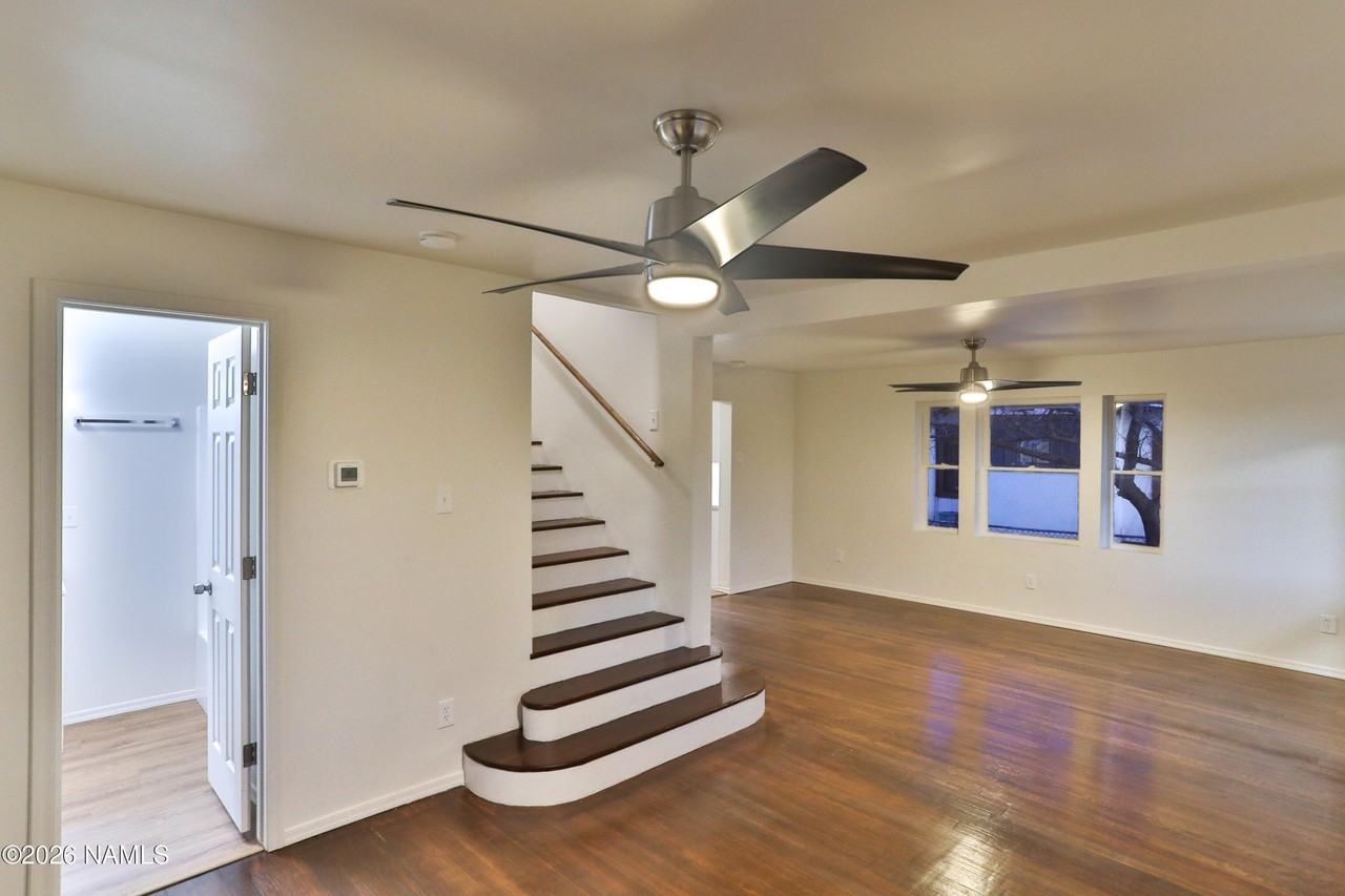 606 W Elm St - Photo 4 of 34