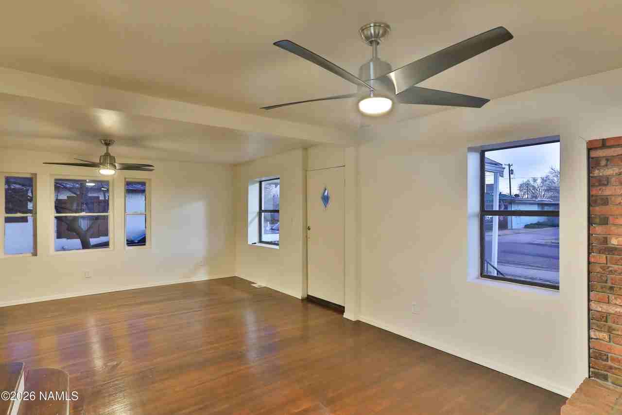 606 W Elm St - Photo 5 of 34