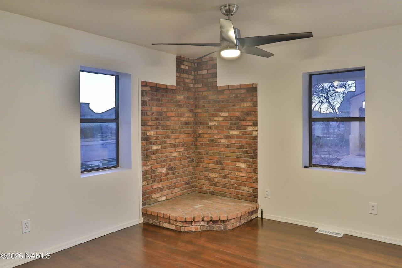 606 W Elm St - Photo 6 of 34