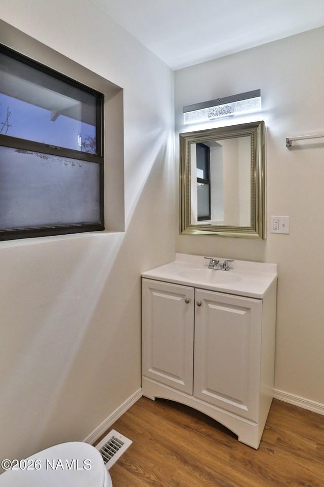 606 W Elm St - Photo 7 of 34