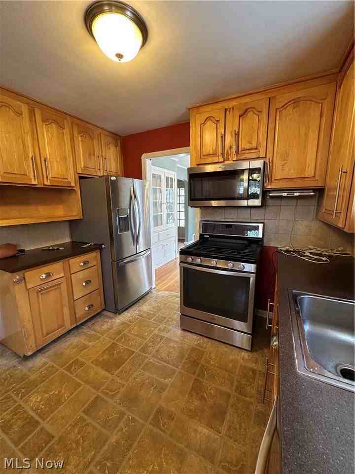 1579 Laclede Rd - Photo 7 of 38