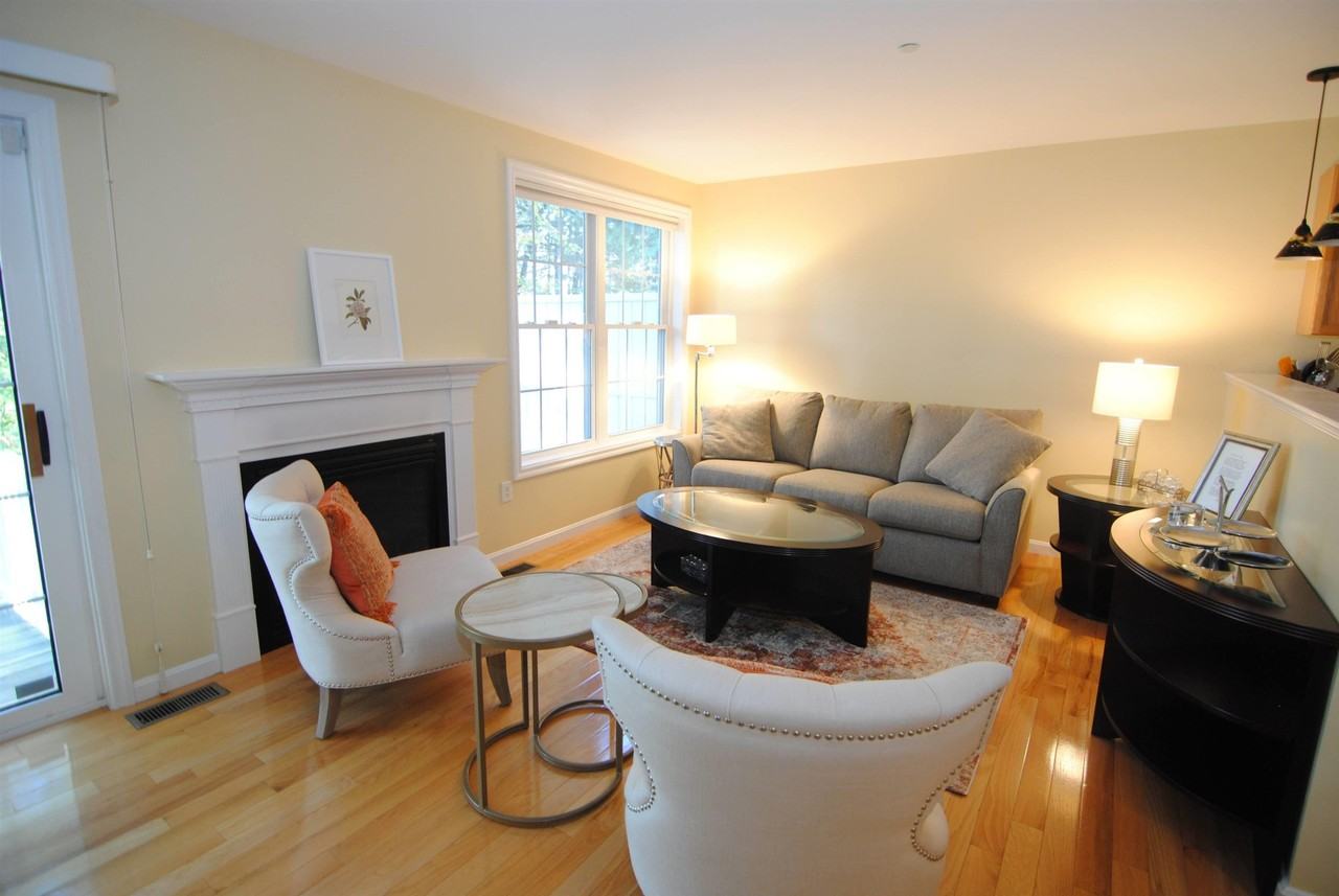 81 Barrington Ave - Photo 3 of 31