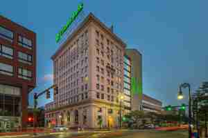 featured image of 875 Elm St #901