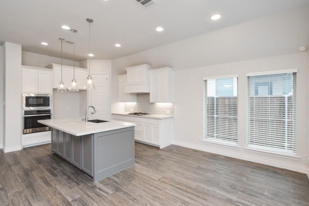 1427 Daisy Corner Dr - Photo 7 of 34