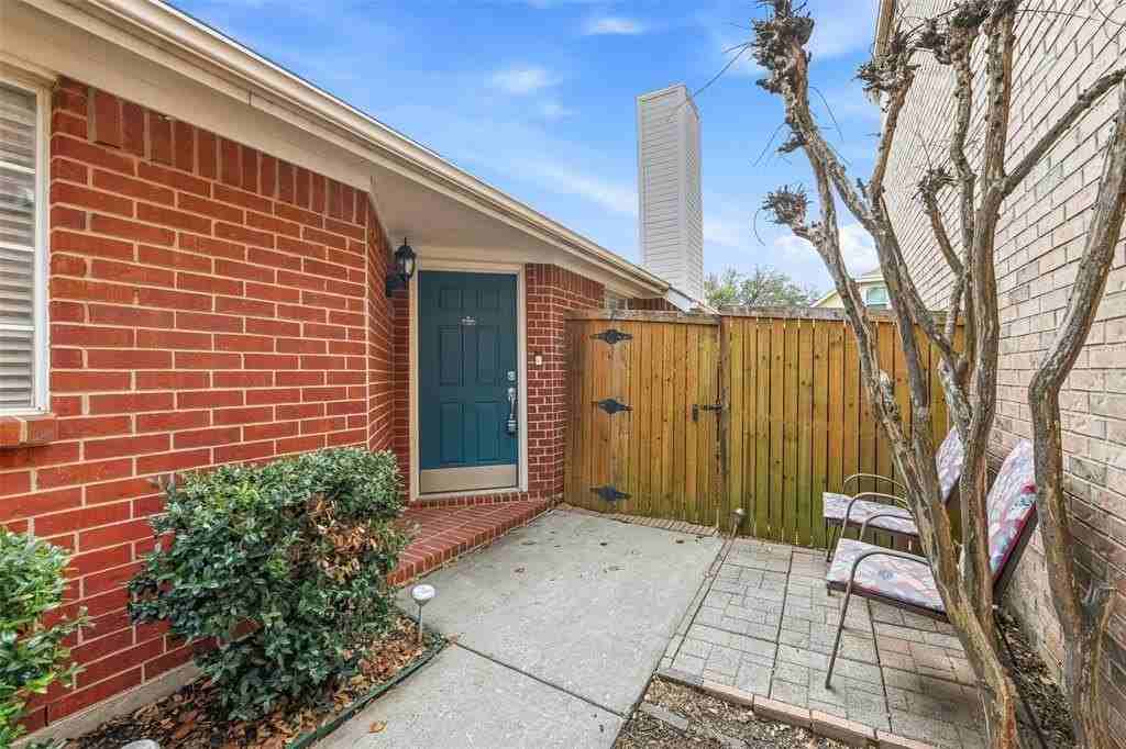 934 Highgate Dr - Photo 2 of 16