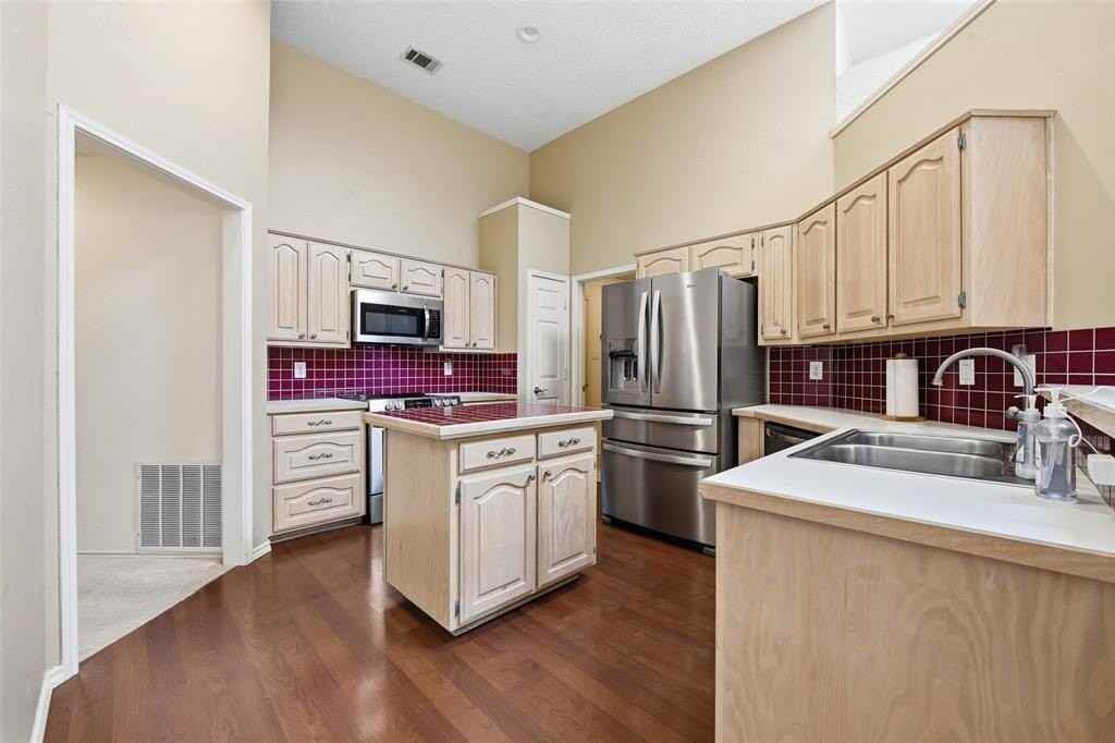 934 Highgate Dr - Photo 5 of 16