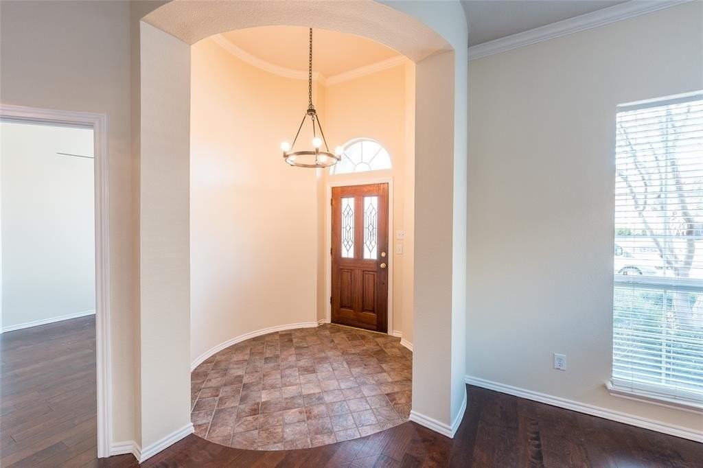 4621 Kingsway Ln - Photo 6 of 40