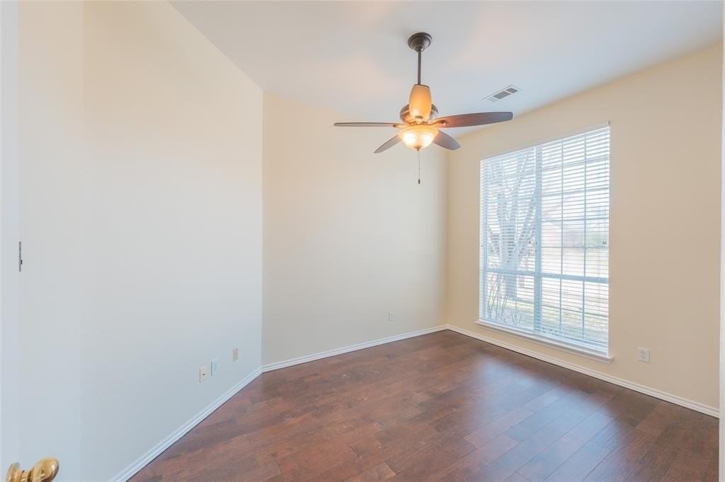 4621 Kingsway Ln - Photo 7 of 40