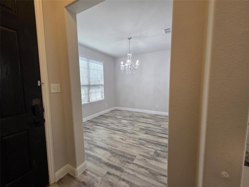 2620 Empire St - Photo 5 of 14