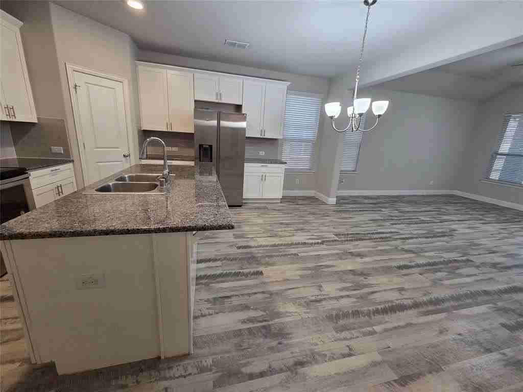 2620 Empire St - Photo 6 of 14