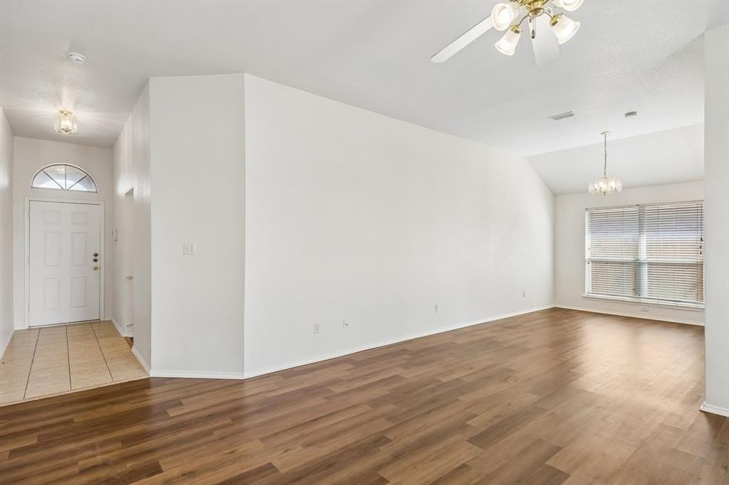 1914 Lennox Ln - Photo 5 of 25