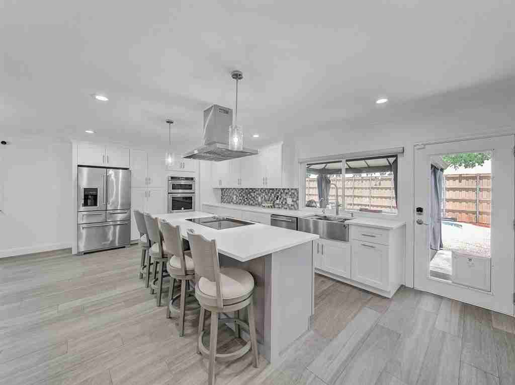 1121 Bass Dr - Photo 4 of 36