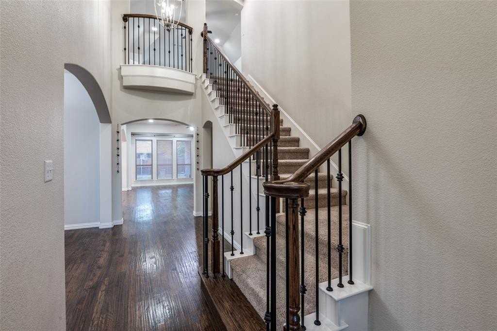 10713 Irene Dr - Photo 2 of 33