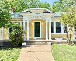 featured image of 1201 E Lamar St