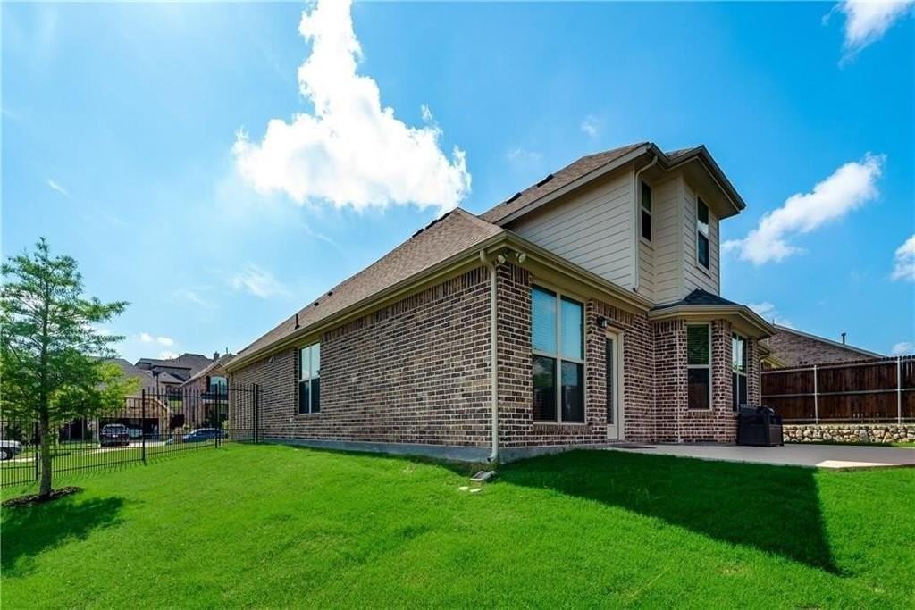 1300 Poplar Dr - Photo 3 of 24