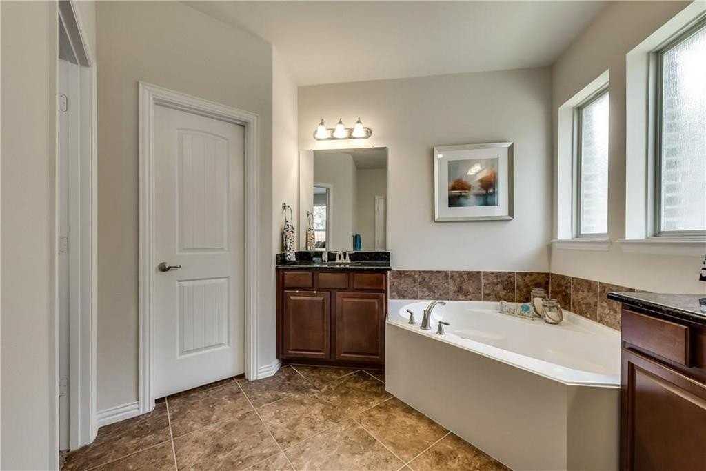 1300 Poplar Dr - Photo 4 of 24