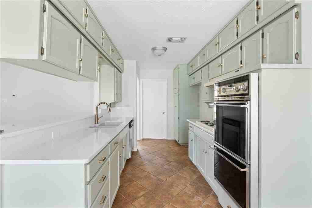 1106 Almond Dr - Photo 2 of 21