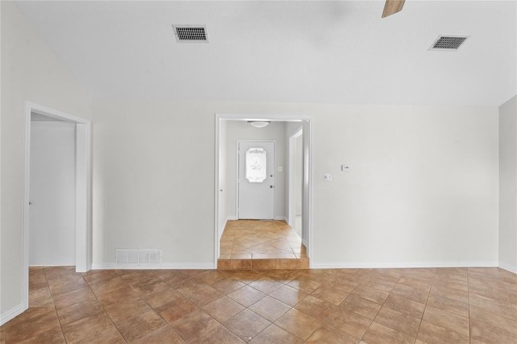 1106 Almond Dr - Photo 5 of 21