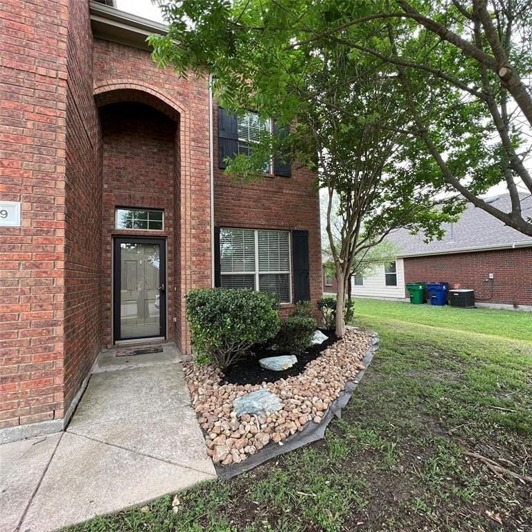 209 Clydesdale St - Photo 2 of 26