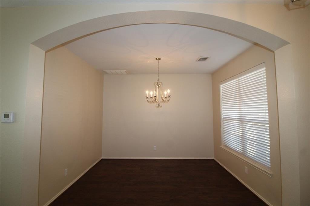 209 Clydesdale St - Photo 4 of 26