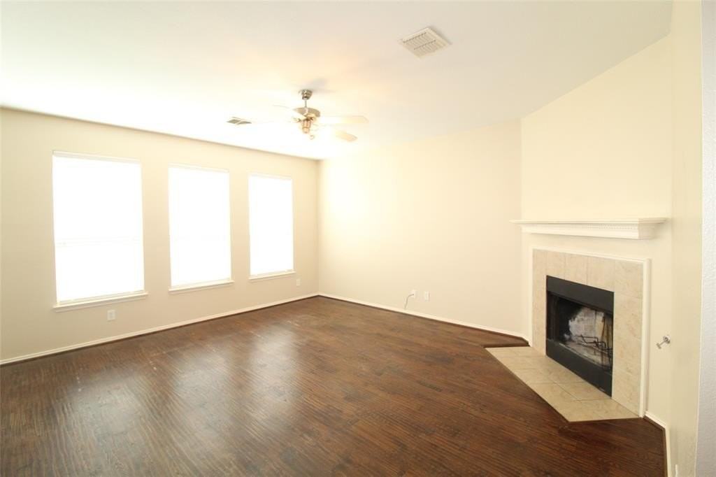 209 Clydesdale St - Photo 5 of 26