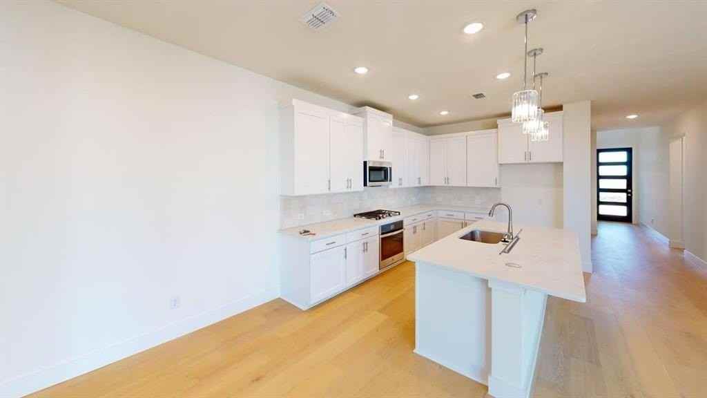 7013 Lathrop Ln - Photo 5 of 26