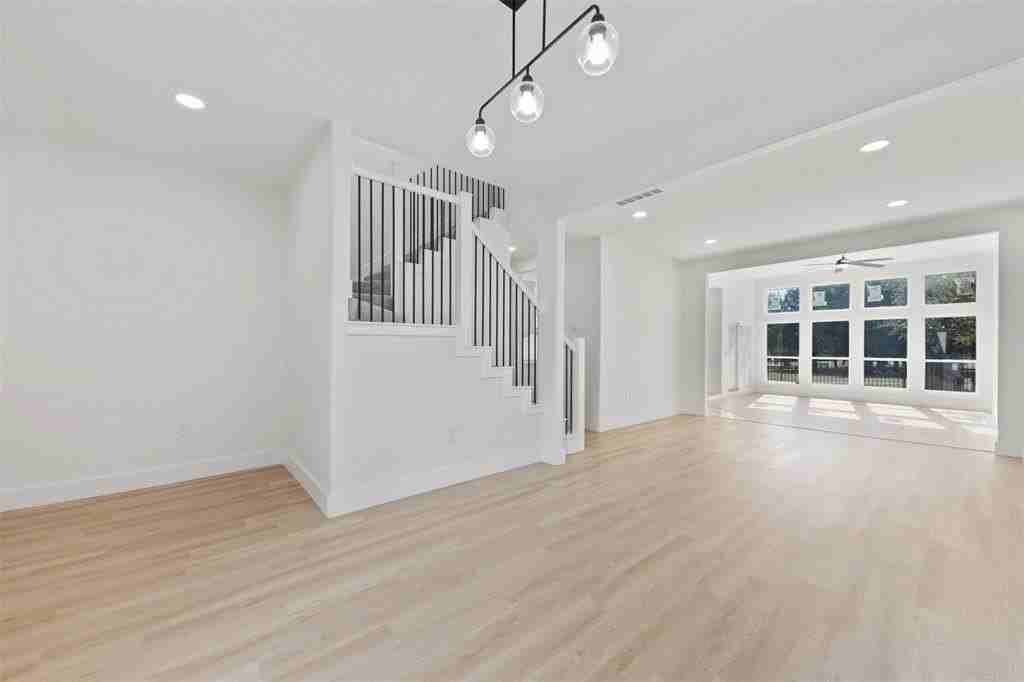 1412 Crosspointe St - Photo 4 of 24