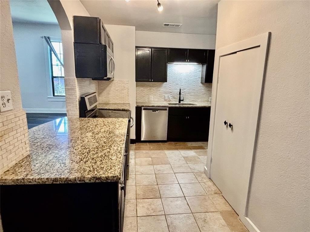 1910 N Carroll Ave - Photo 7 of 21