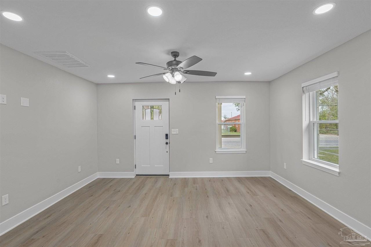 721 W Jordan St - Photo 4 of 28