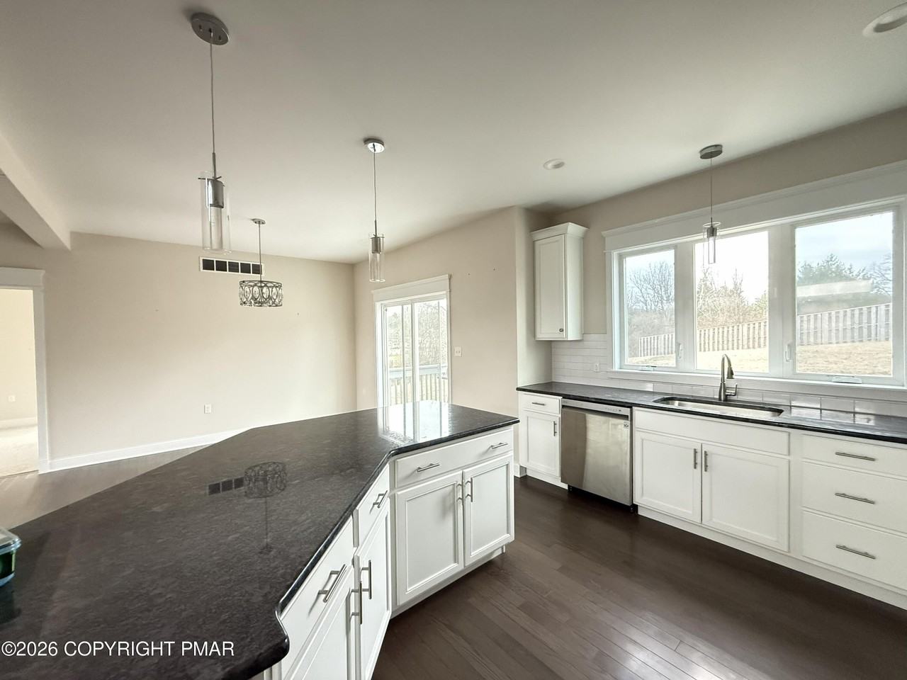 584 Westlake Dr - Photo 4 of 31