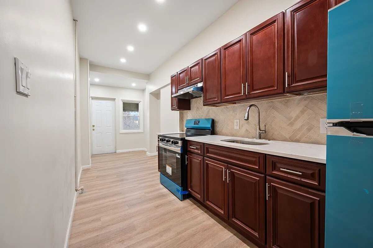 308 E 8th St #1 - Photo 7 of 11