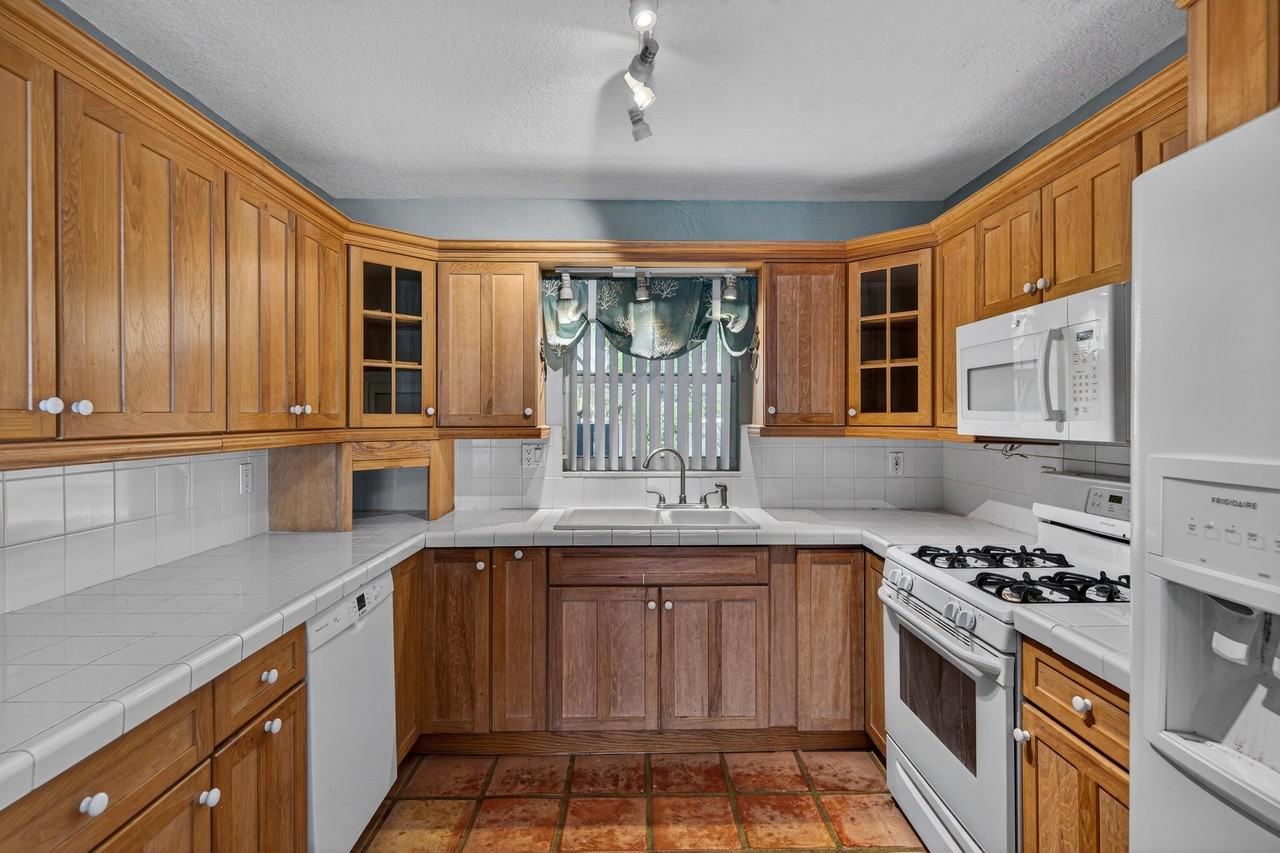 2680 Ne 24th St - Photo 7 of 50