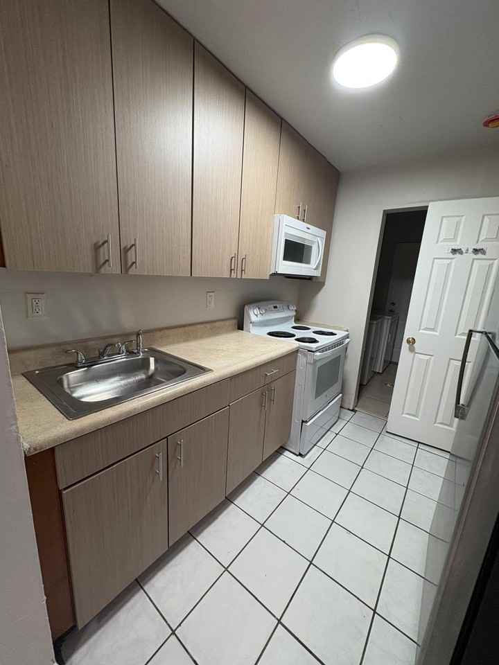 900 Nw 17th Ave Unit East - Photo 3 of 22