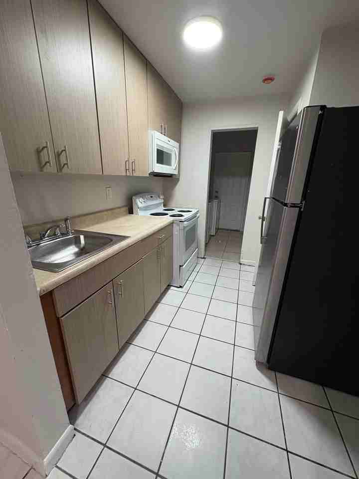 900 Nw 17th Ave Unit East - Photo 4 of 22