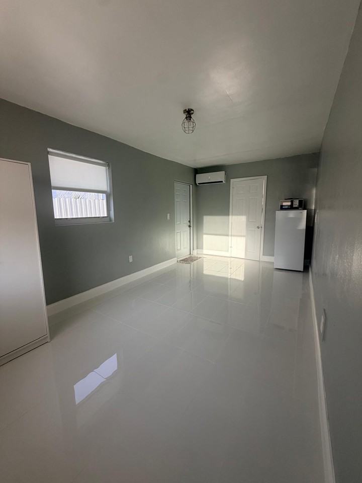 2240 Sw 43rd Ave - Photo 4 of 7